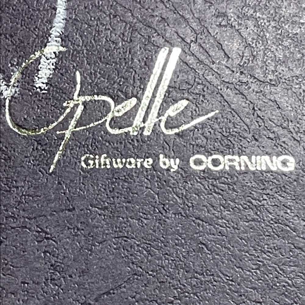 Opelle Corningware Black and White Giftware carved China pendant - Picture 3 of 4